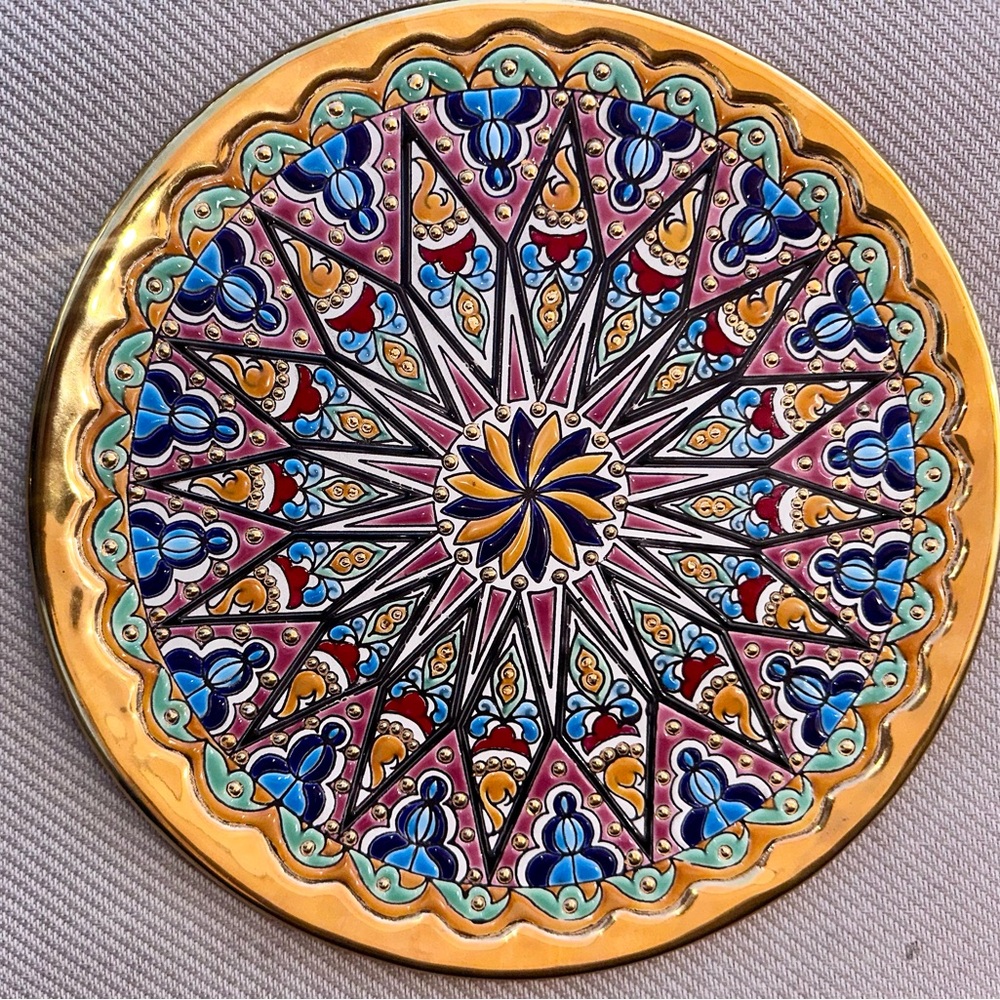 Artecer Handcrafted Decorative Plate Featuring 24K gold.